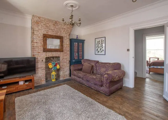Stunning Large Victorian Maisonette With Sea View