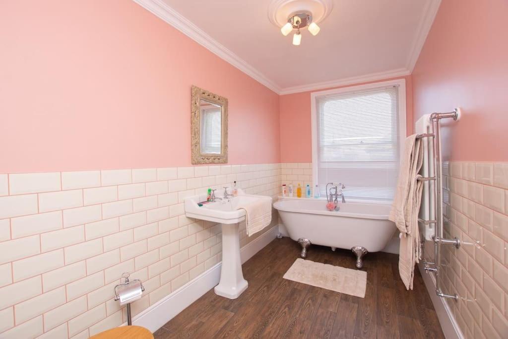 Stunning Large Victorian Maisonette With Sea View Holiday home *