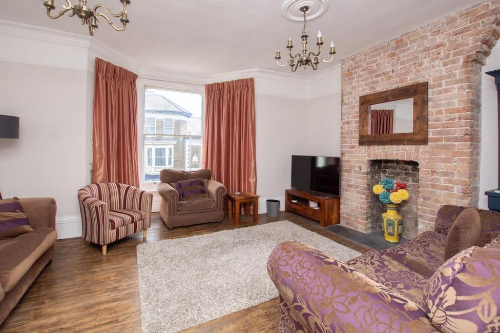 Holiday home Stunning Large Victorian Maisonette With Sea View *