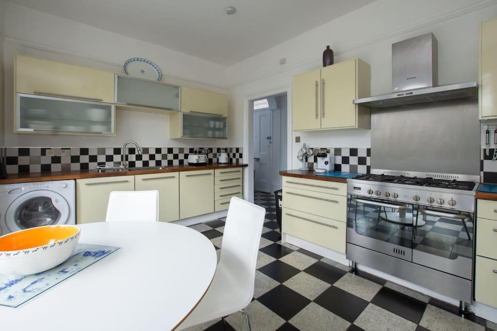 Stunning Large Victorian Maisonette With Sea View *