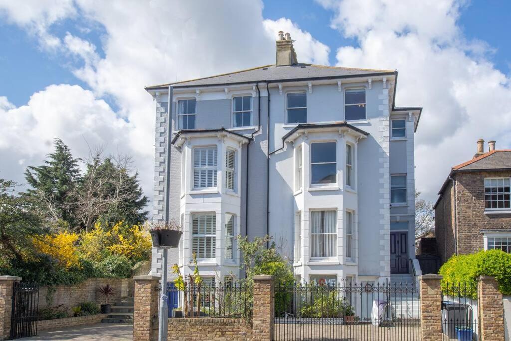 Stunning Large Victorian Maisonette With Sea View